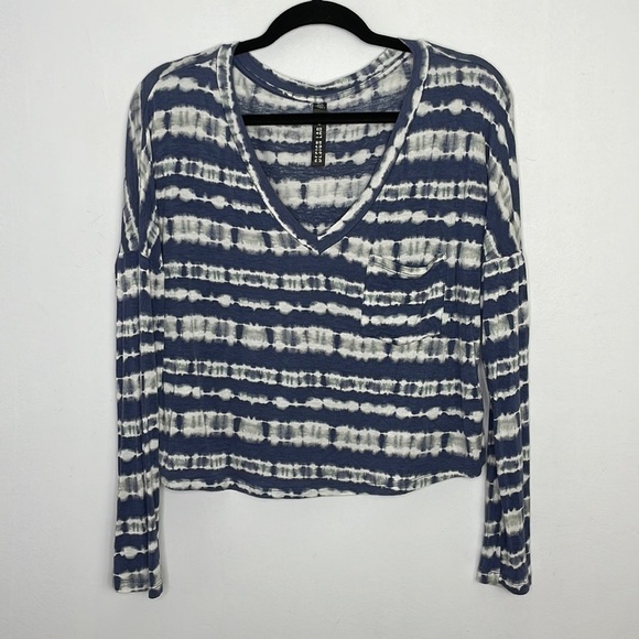 Design Lab tie dye stripes stretchy pocket v neckline long sleeve top - Picture 1 of 7